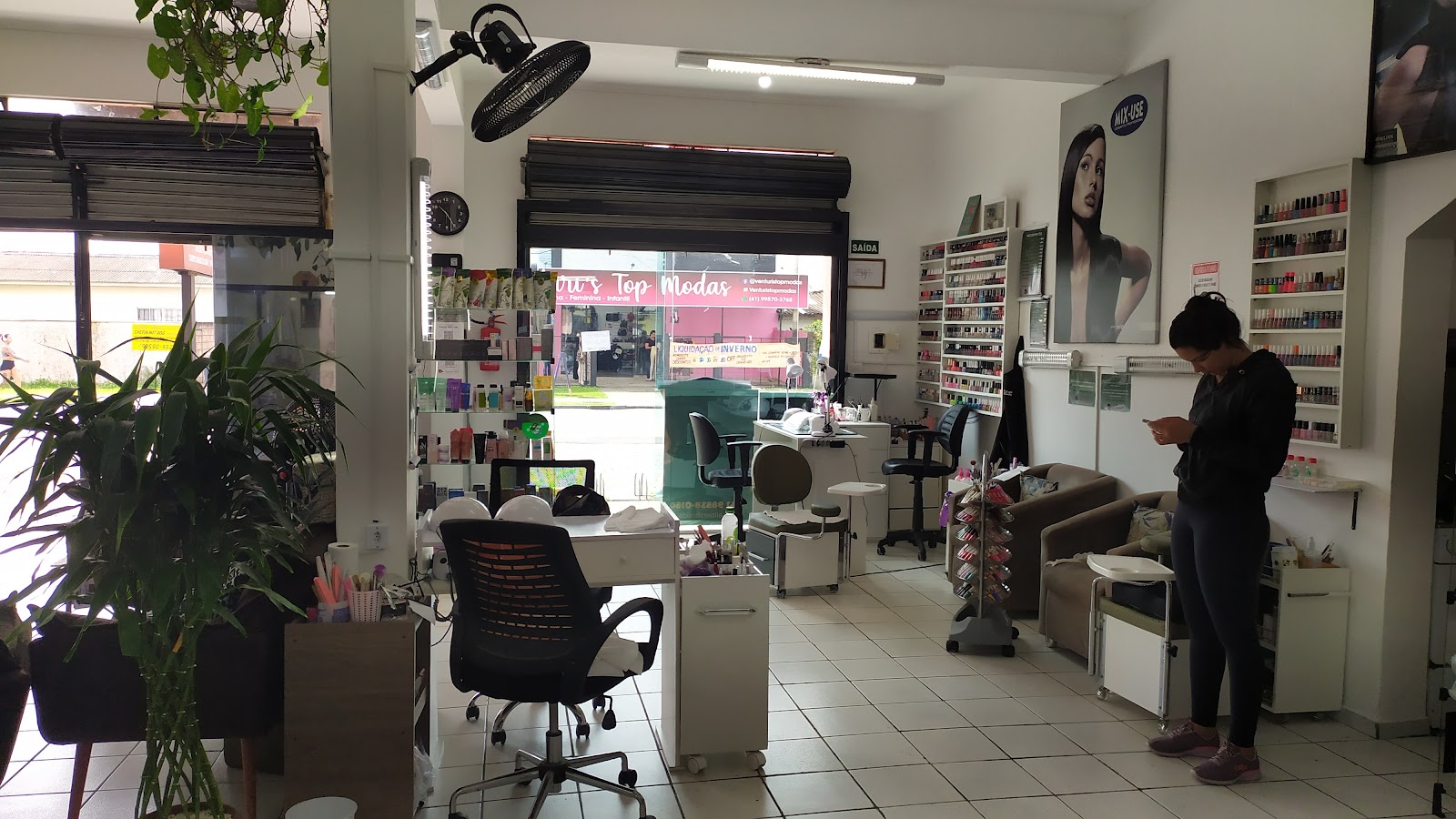 Área de manicure dentro do Venturis Hair