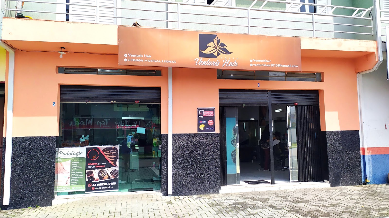 Fachada do Venturis Hair, salão de beleza no Cajuru, em Curitiba