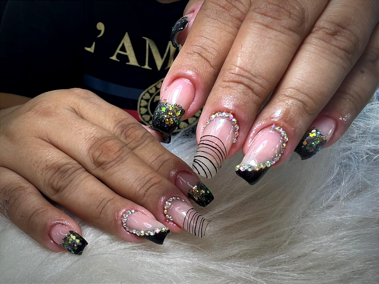 Nail art com brilho, feita no Venturis Hair