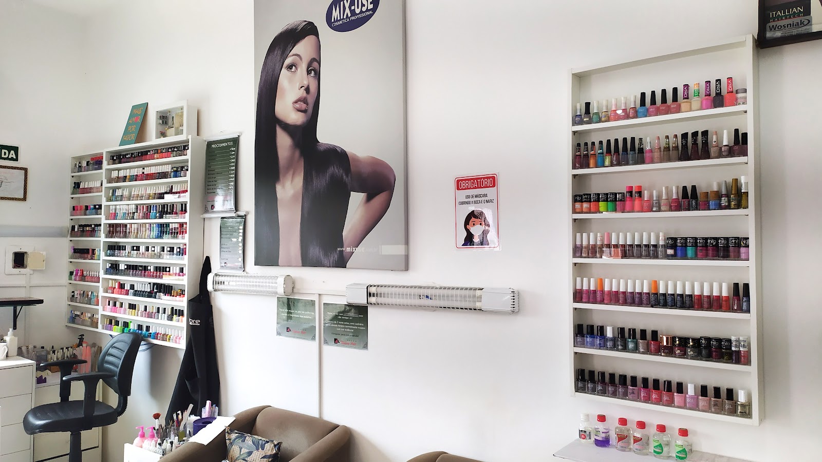 Parede com esmaltes e pôster dentro do Venturis Hair