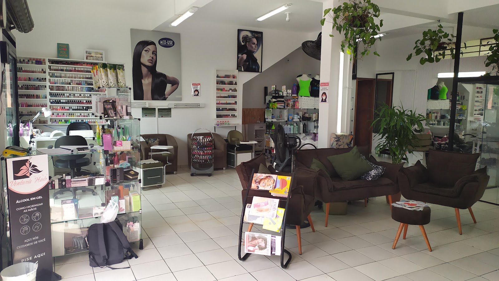 Área de espera do Venturis Hair, no Cajuru, em Curitiba